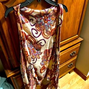 Cute over shirt with long sides that can tie up or just fold